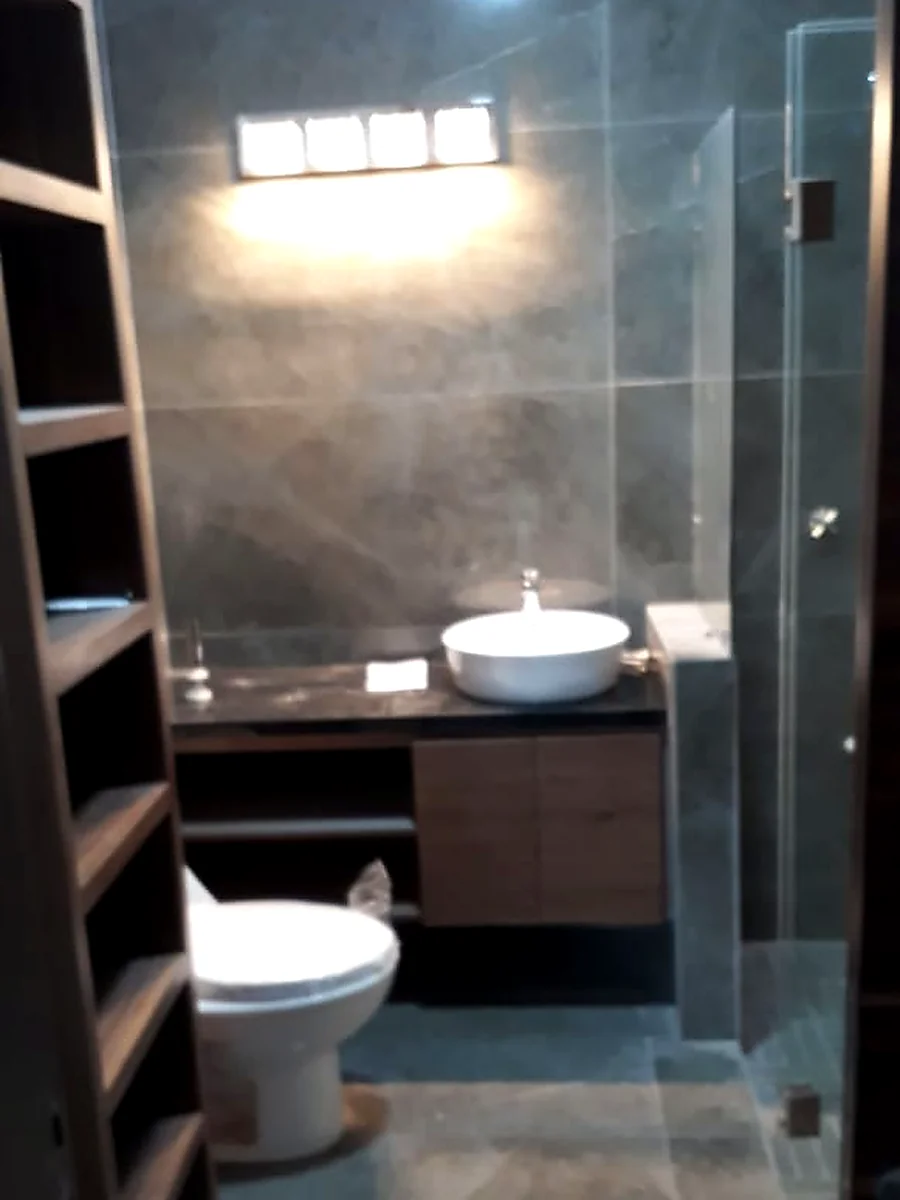 Baño máster — acabado premium